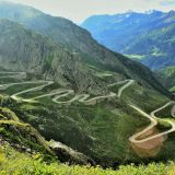 circuit moto dans les alpes suisses