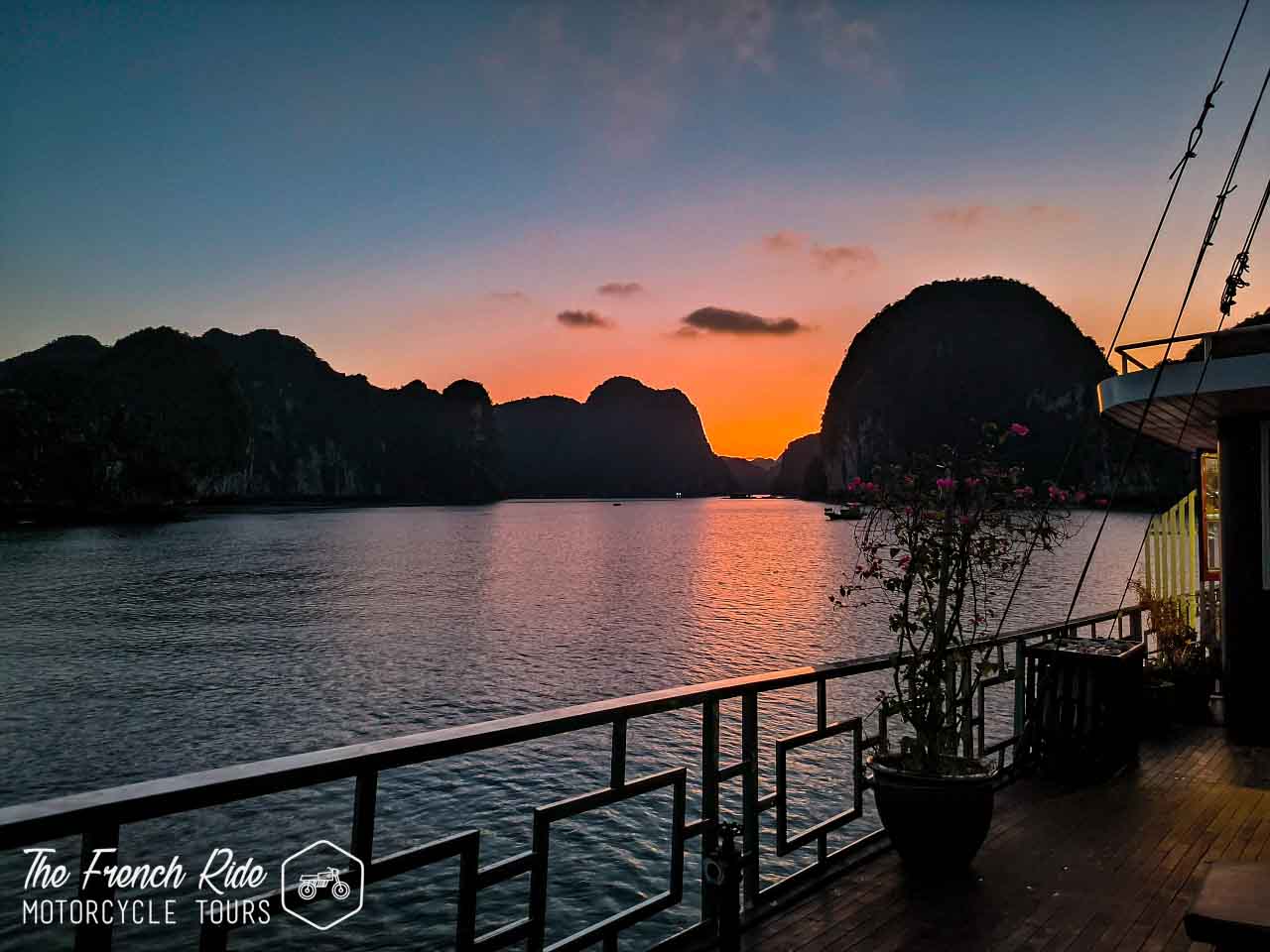 voyage moto dans la baie d'Halong